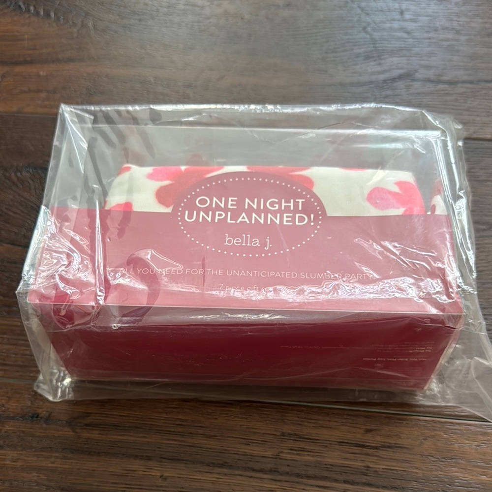 Bella J NWT One Night Unplanned 7 Piece Travel Essential Gift Set.